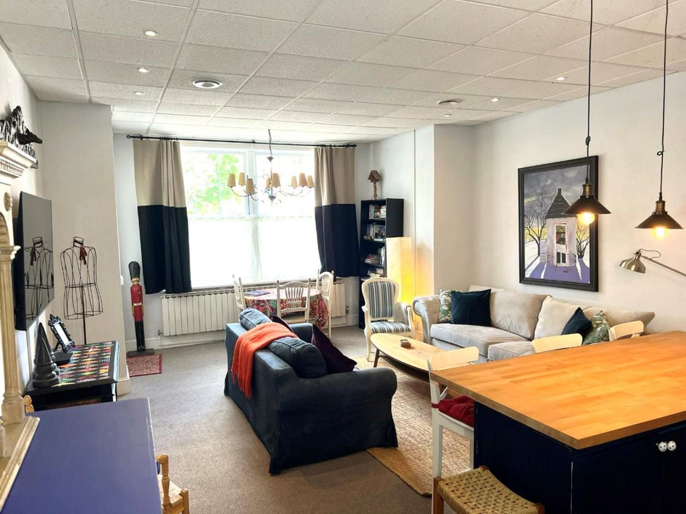 Hampton Court Grand Snug Sleeps 6 - Walk To Palace And Train Lägenhet Molesey Exteriör bild